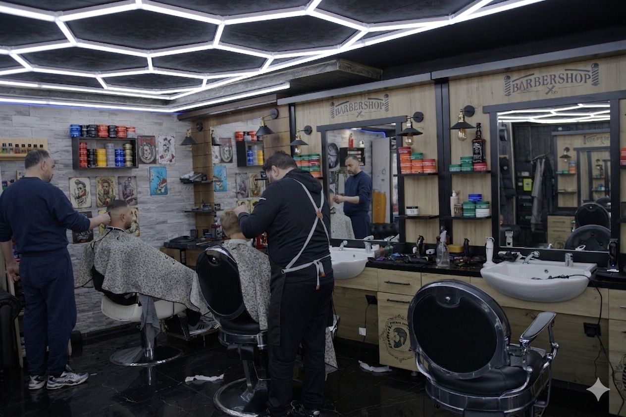 Intérieur H&S Barber Shop Thonon-les-Bains — trois postes de coupe et plafond hexagonal signature