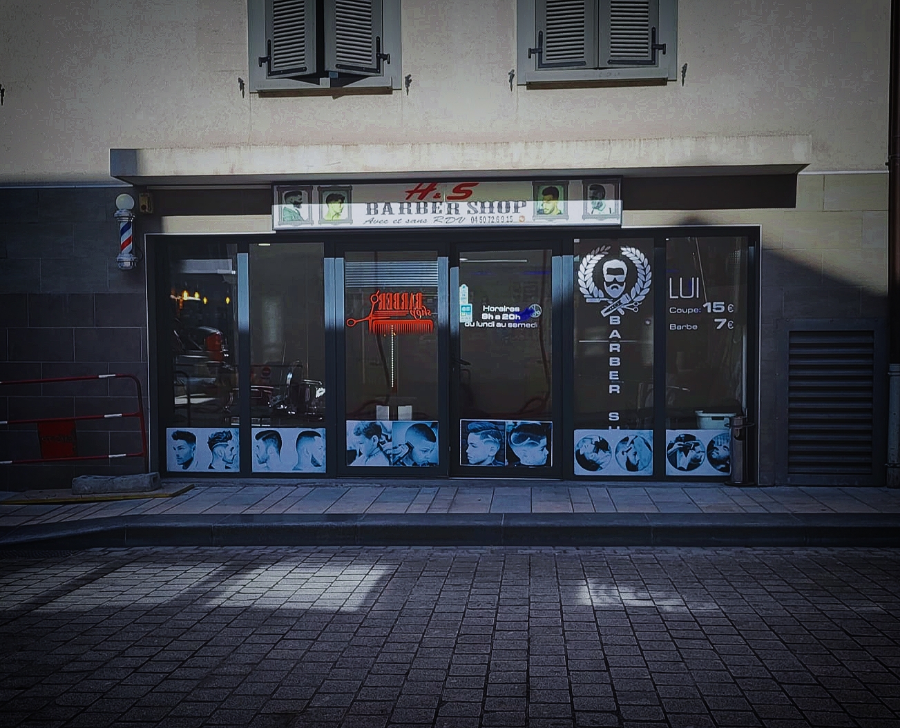 Façade H&S Barber Shop Thonon de nuit — lumière chaude et ambiance